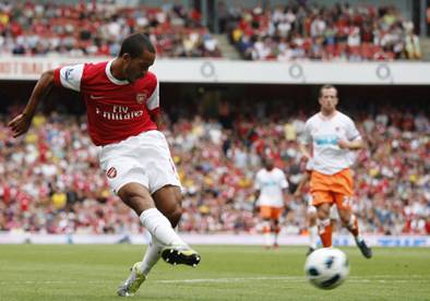 Theo_Walcott_fires_Arsenal_ Blackpool